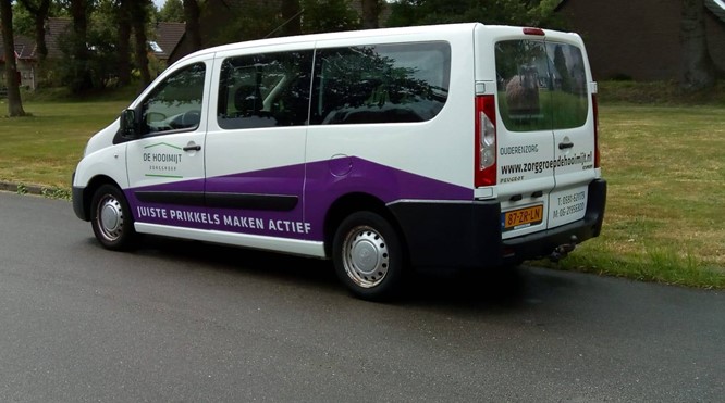 Taxibussen Zorggroep de Hooimijt vanaf nu ook herkenbaar in het straatbeeld van Emmen